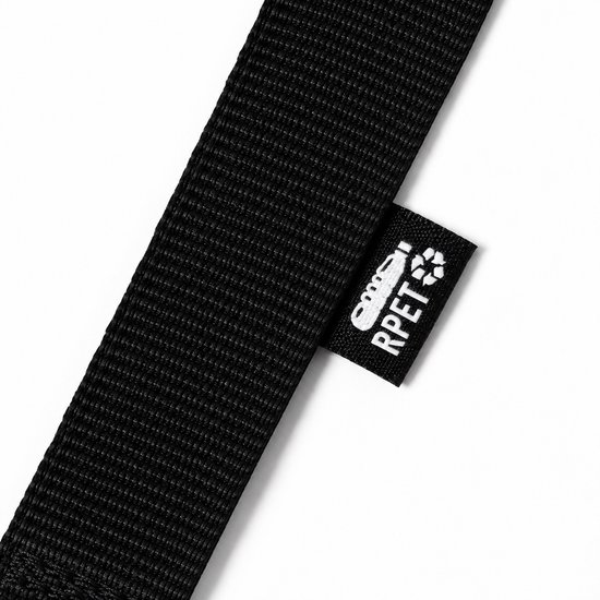 Detailopname van een zwart keycord met een klein geweven label met het RPET-symbool.