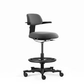Grijze ergonomische bureaukruk met armleuningen en een ronde voetsteunring, op een witte achtergrond.