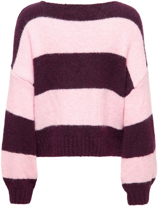 Achterkant van een paars en roze gestreepte gebreide trui met wijde hals.