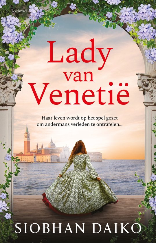 Vrouw in vintage jurk kijkt naar Venetië door een stenen boog met lila bloemen op de cover van 'Lady van Venetië'.
