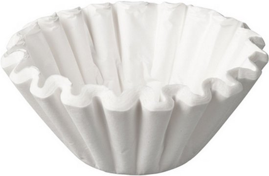 Rond wit papieren koffiefilter met gegolfde randen voor een koffiezetapparaat.