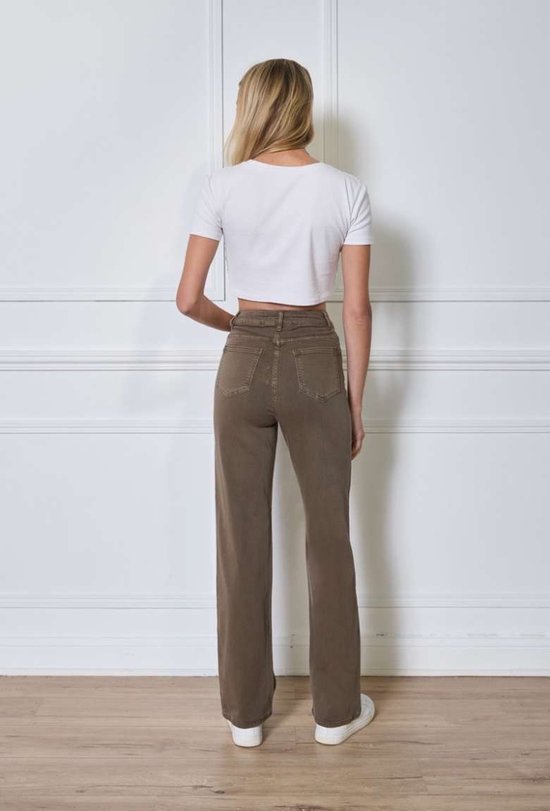 Achterkant van een taupekleurige broek met straight fit, gedragen met een wit crop topje.