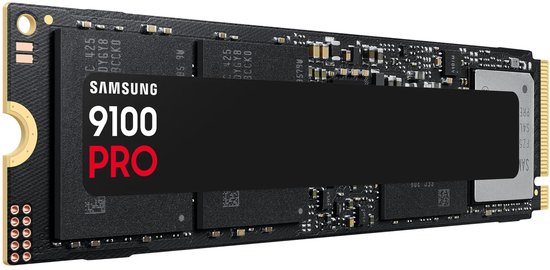 Close-up van de zwarte Samsung 9100 PRO SSD met rode accenten.