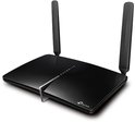 Zwarte TP-Link router in glanzende afwerking met twee antennes en zilverkleurige verticale accentbalk op de voorkant.