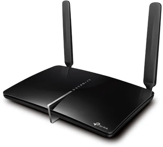 Zwarte TP-Link router in glanzende afwerking met twee antennes en zilverkleurige verticale accentbalk op de voorkant.