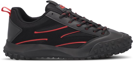 Zijkant van zwarte Slazenger wandelschoen met rode strepen en Slazenger logo op de tong.