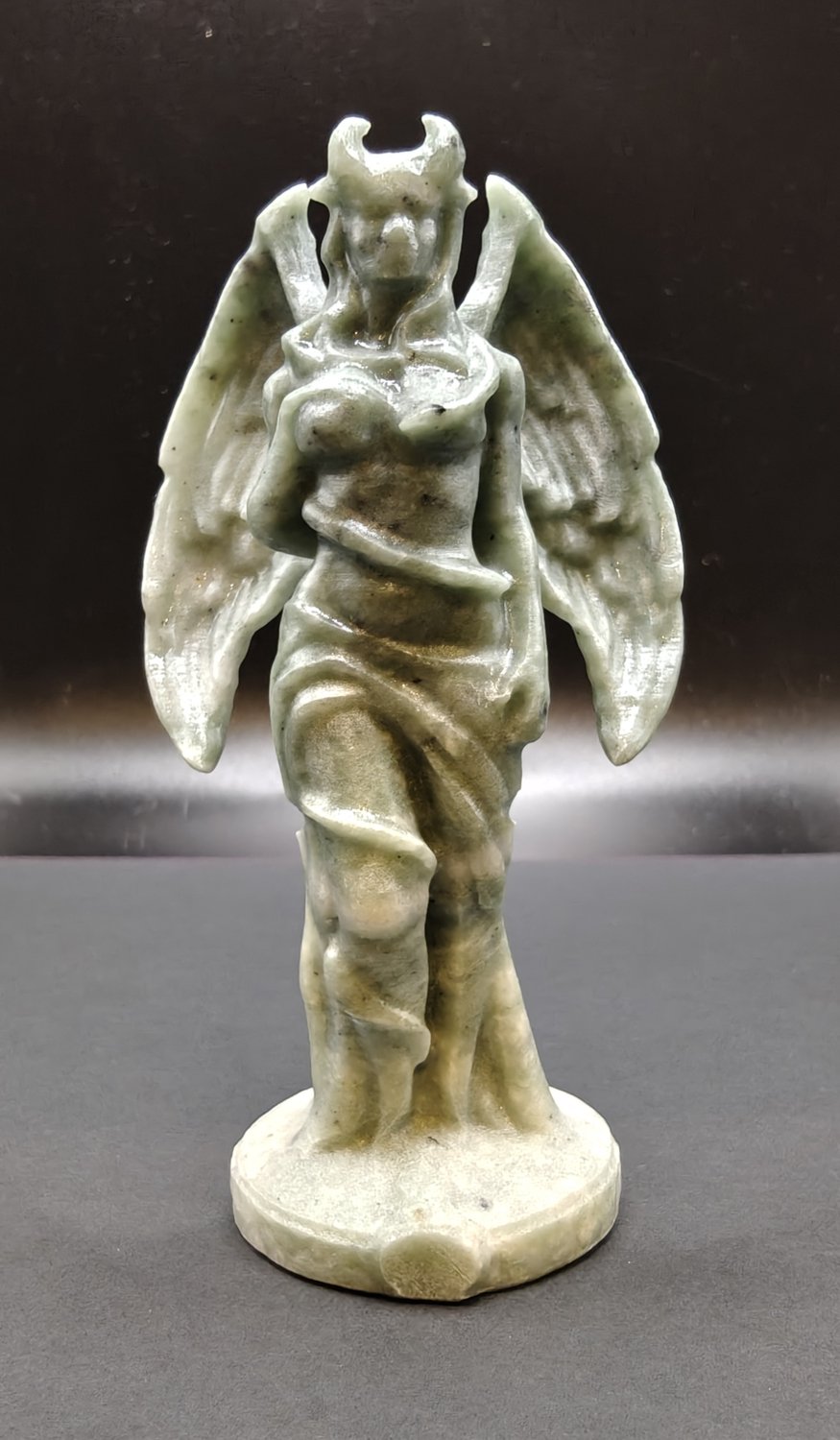 Edelstenen carving figuur Hecate - Groene Aventurijn