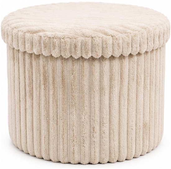 Ronde beige poef met een zachte, verticaal geribbelde afwerking op een witte achtergrond.