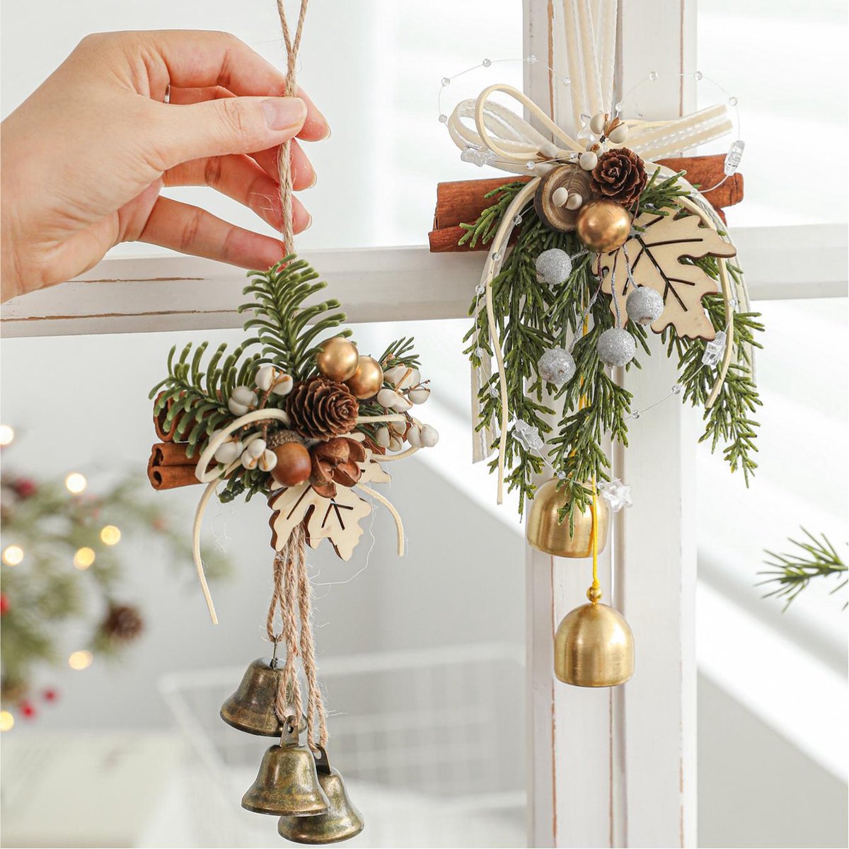 Houten Kersthangers met Bel – Kerst Hangdecoratie – Verschillende Modellen – Kerstdecoratie voor Deur, Deurklink, Kerstboom, Muur & Raam – Voor Kerst & Feestdagen – 2 Stuks