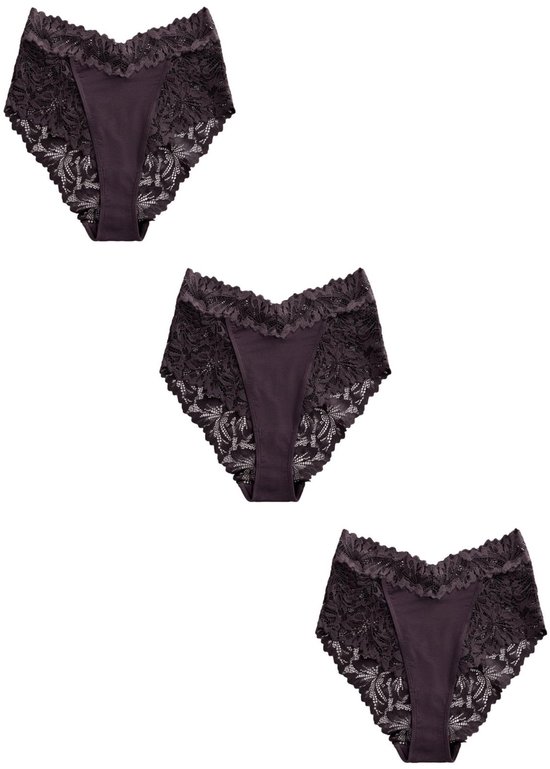 Drie donkerbruine slipjes met hoge taille en kanten afwerking.