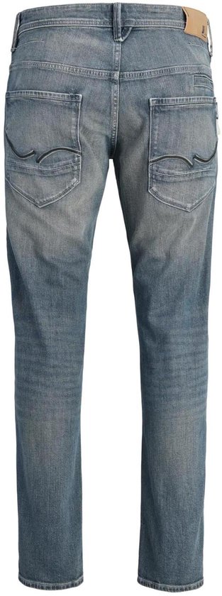 Blauwe denim jeans met lichte wassing en contrasterende stiksels op de achterzakken.