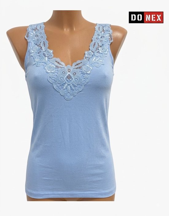 Débardeur bleu clair à col en V orné de dentelle florale blanche. Modèle femme.