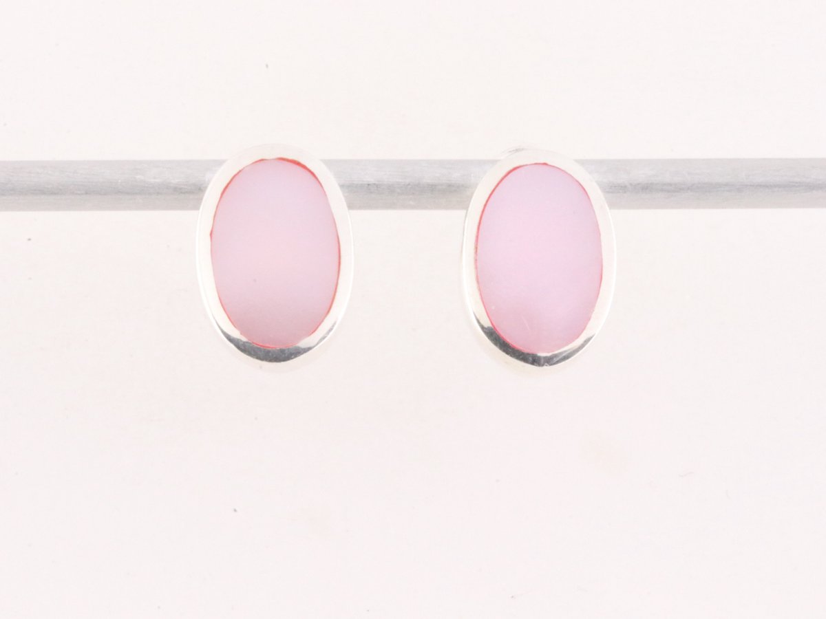 Ovale zilveren oorstekers met roze parelmoer
