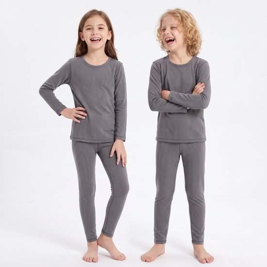 Jongen en meisje dragen een grijze gestreepte thermische set van Gaubert, met lange mouwen en bijpassende broek.