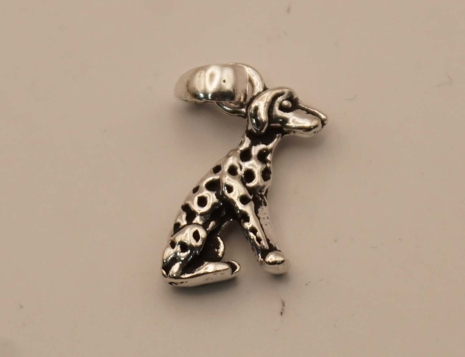 Sterling zilveren hanger hond dalmatiër - leuke zilveren hanger van een dalmatiër voor aan een ketting - hangertjes van een hond - hals ketting hangertje van een hond gemaakt van 925 zilver