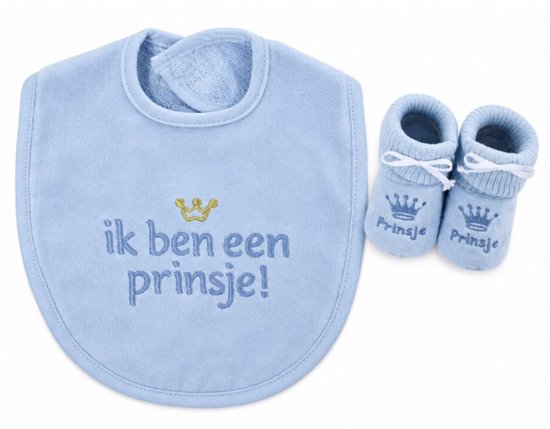 Lichtblauwe slabbetje en babyslofjes met kroontje en tekst 'ik ben een prinsje' in blauwe borduursels.