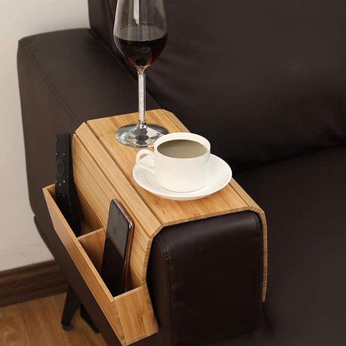 Arm Tray Table, Houten Sofa Arm Tray, Vouwen Sofa Armleuning Tray, Armleuning Table Organizer met 2 Zakken en Kophouder voor Drankjes, Snacks en Afstandsbediening (Houtkleur)
