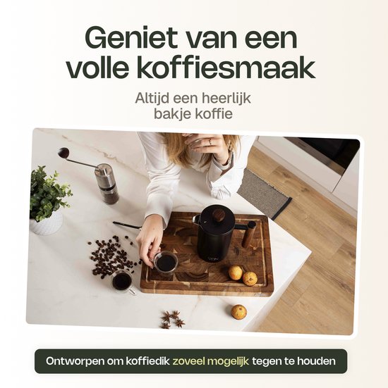 Vrouw bereidt koffie met VDN koffiezetter en houten handvat.