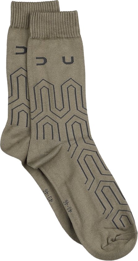 Twee kaki sokken met grijs geometrisch patroon en merklogo.