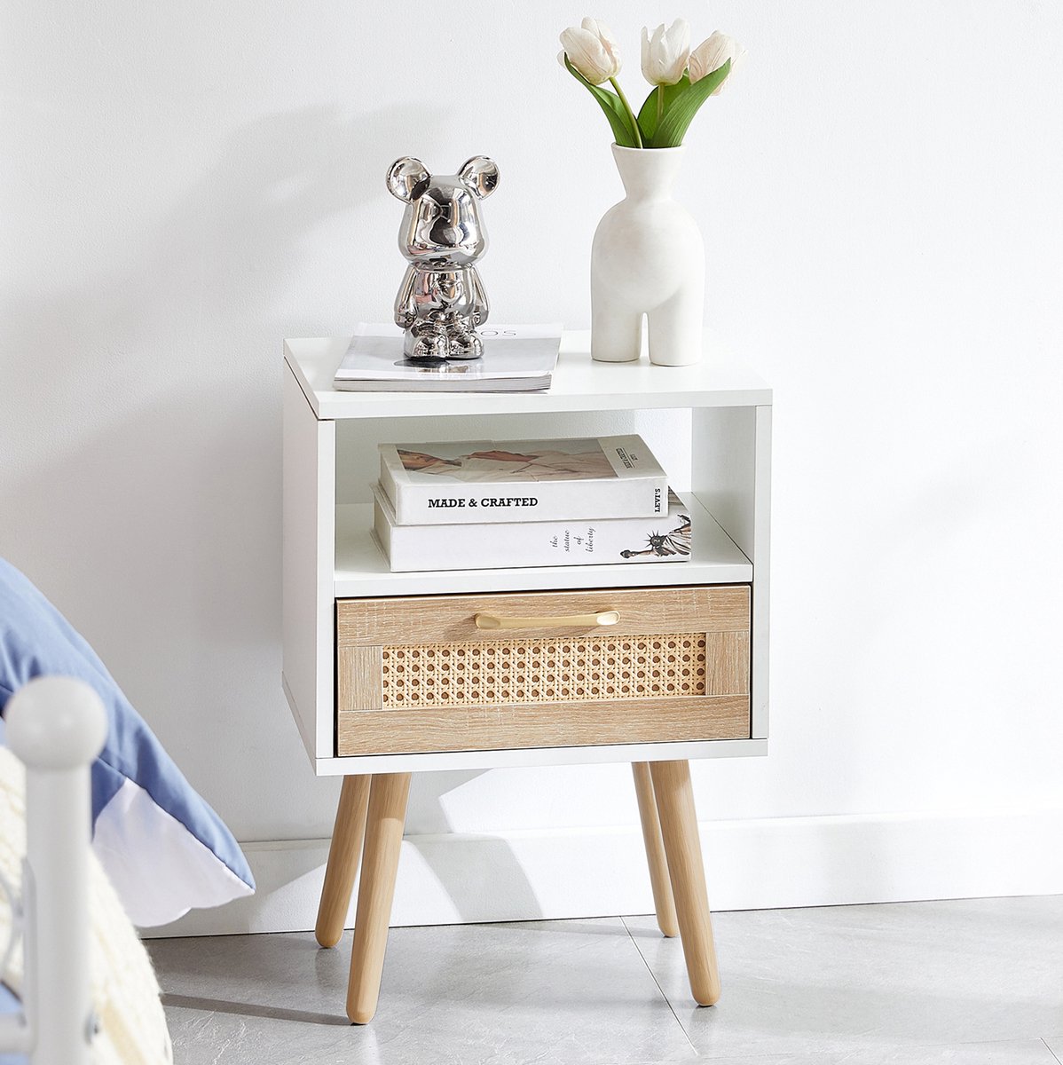 MEUNIQ Bedtafel met lade en open vak, 40 x 30 x 56 cm, wit en naturel, MDF met houten poten, voor slaapkamer of woonkamer