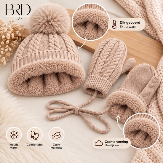 Beige gebreide kinderset met kabelpatroon, zachte voering. Muts met pompon, sjaal en wanten.