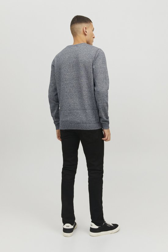 Achterkant van een man in een grijs gemêleerde trui met ronde hals en zwarte broek.