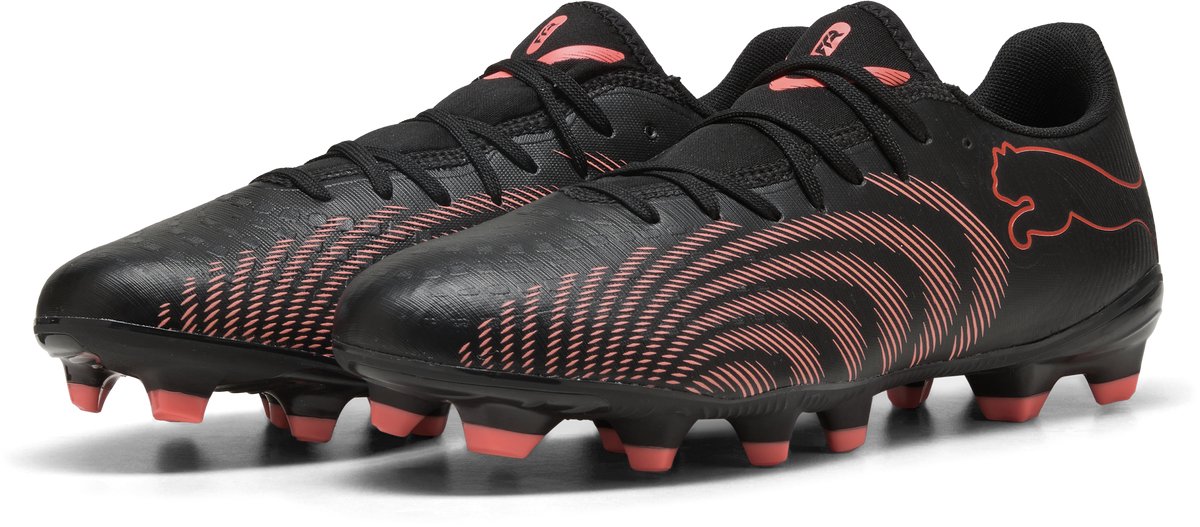 PUMA FUTURE 9 PLAY FG/AG voetbalschoenen in zwart met glanzend rood en sterk grijs, met een lichtgewicht synthetisch boven...