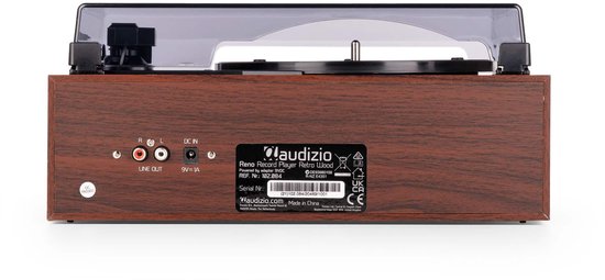 Achterkant van een retro platenspeler met houtlook. Connectoren en specificaties zijn zichtbaar.