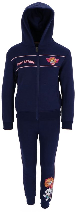Model draagt een donkerblauwe Paw Patrol joggingbroek en hoodie met roze accenten en logo.