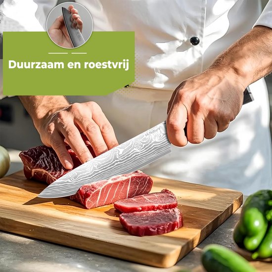 Een kok snijdt vlees met een Hi Nature koksmes met damastpatroon en zwart handvat. Groene paprika's liggen naast het vlees.