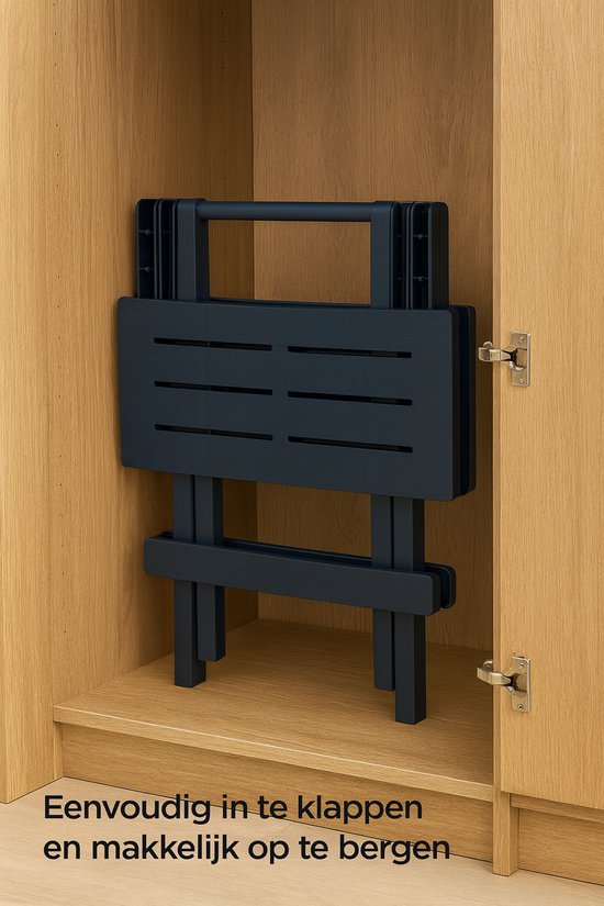 Donkerblauwe inklapbare tafel opgeborgen in een kast.