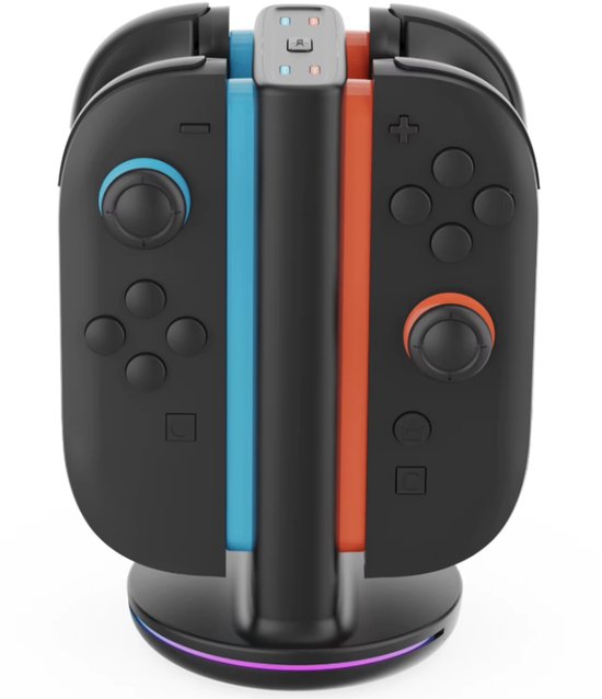 Twee zwarte Joy-Cons, één met blauwe en één met oranje accenten, geplaatst in een zwart oplaadstation met RGB-basis.