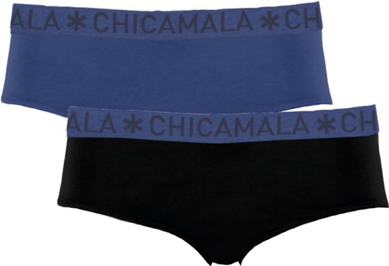 Twee roze shorts, één blauw en één zwart, met CHICAMALA op de tailleband.