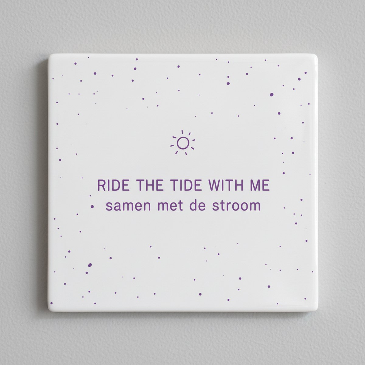 Nevolis Ride the Tide With Me – Samen Met De Stroom Inspirerende Quote Keramische Tegel 15 × 15 cm | Moderne Minimalistische Woondecoratie Multi Color