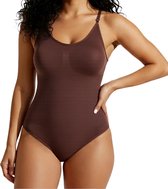 Bruine corrigerende bodysuit met subtiele textuur, gezien vanaf de voorkant door een vrouw.