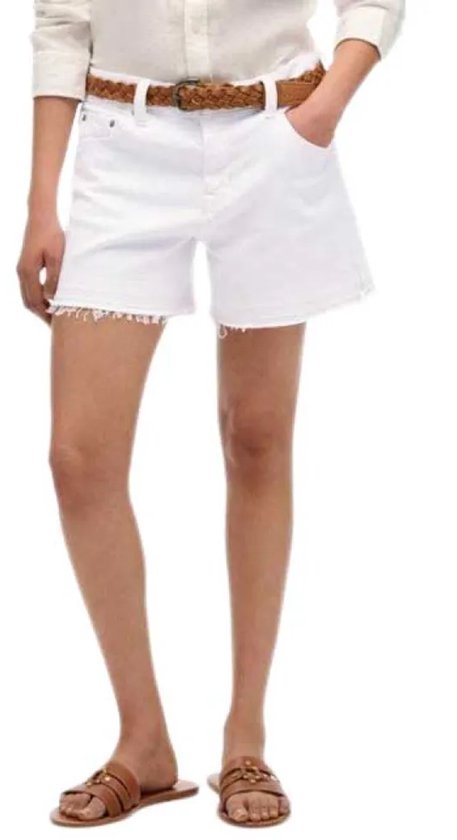 Wit denim short met rafelrand en bruine riem.