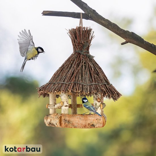 Natuurlijk bruin vogelhuisje van hout en wilg, met twee mezen die erop zitten en één die wegvliegt.