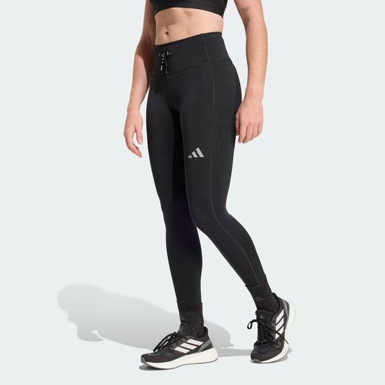 Zwarte Adidas legging met drievoudige streep logo op de heup en een telefoonvak.