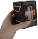 Hand met ring die een zwarte en oranje laserwaterpas vasthoudt met een plusvormig venster.