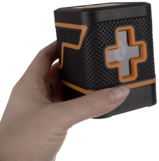 Hand met ring die een zwarte en oranje laserwaterpas vasthoudt met een plusvormig venster.
