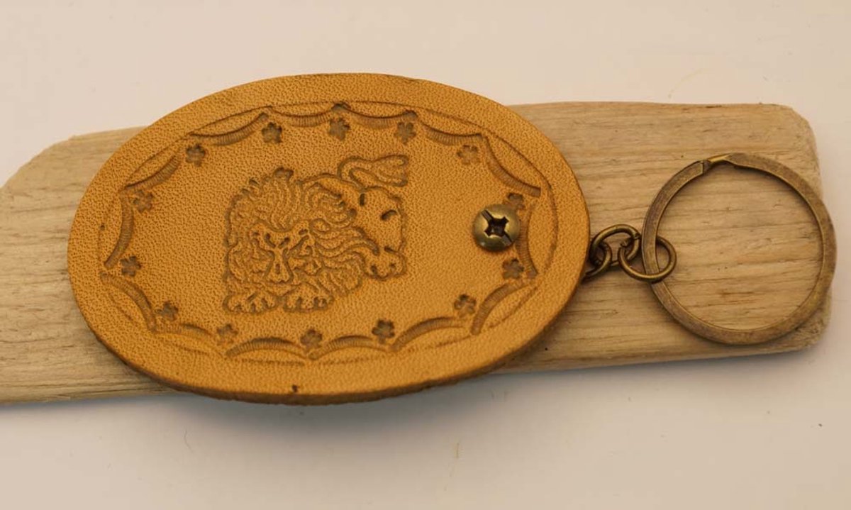 Leren beige sterrenbeelden sleutelhanger " LEEUW " datums 23 juli – 22 augustus - LEO zodiac sign keyring - sterrenbeeld keyring - verjaardags cadeau sterrenbeelden sleutelhangers - lederen sleutelhangers dierenriem