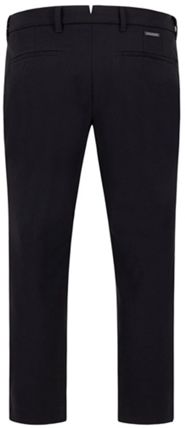 Zwarte Alberto broek, achterkant. Met twee paspelzakken en een klein metalen logo.