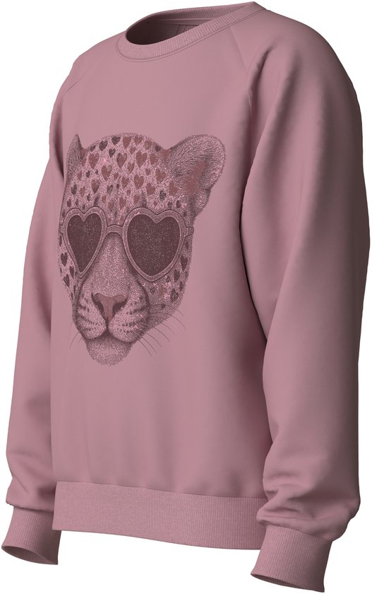 Zachtroze sweater met een luipaardprint met hartjes-zonnebril, zijaanzicht.
