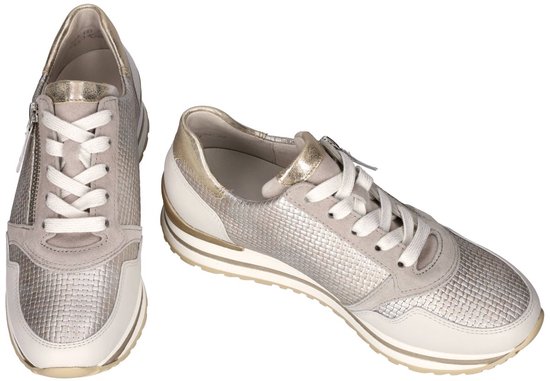 Grijze leren sneakers met zilverkleurige en gouden accenten, veters en rits. Uitneembaar voetbed.