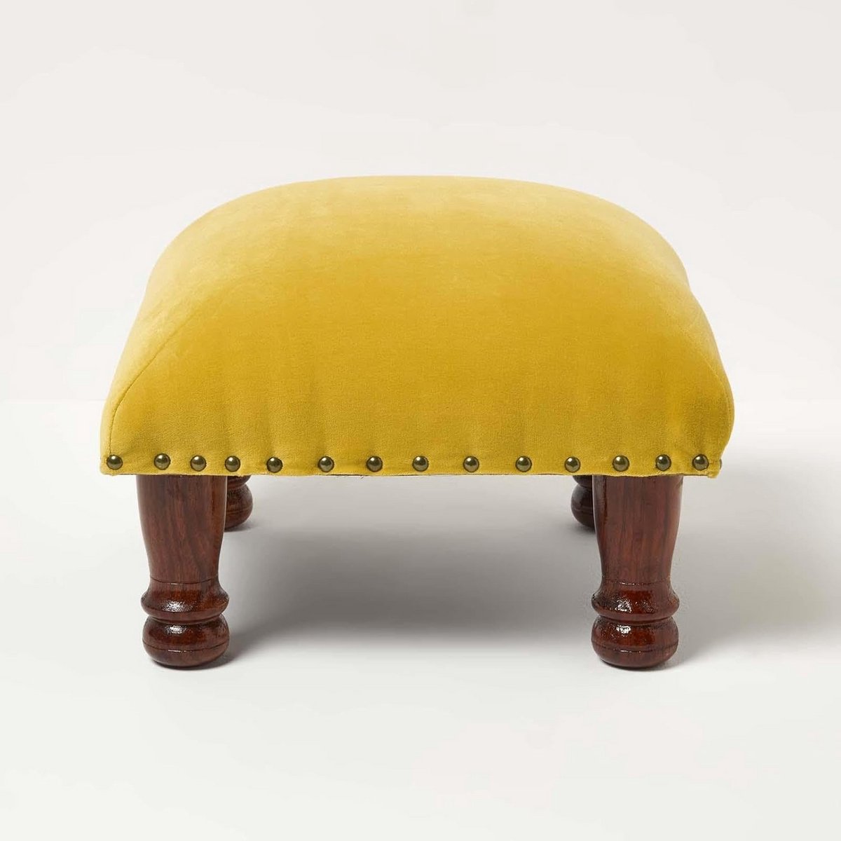 Vierkante fluwelen poef mosterdgeel met massief houten poten 40x40 cm