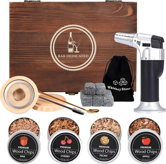 Houten kist met cocktail rookset: aansteker, whiskey stenen, tang, houtsnippers in blikjes (eik, kers, pecannoot, appel).