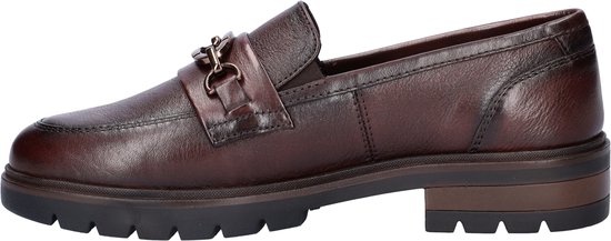 Bruine leren loafer met gouden gesp, dikke zool en spitse neus.