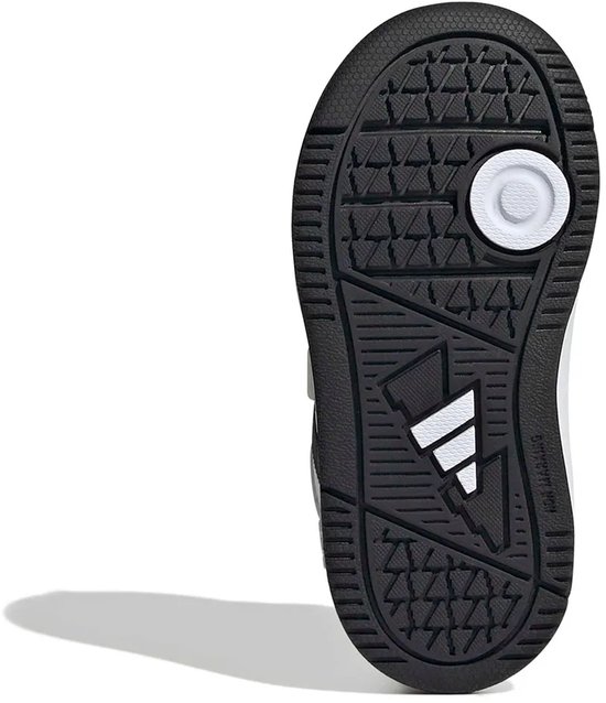 Zwarte buitenzool van een peuterschoen met grip-patroon en Adidas-logo.