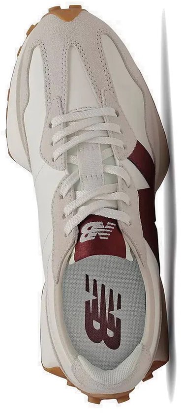Bovenaanzicht van een New Balance dames sneaker in crème met bordeauxrode details en bruine accenten.