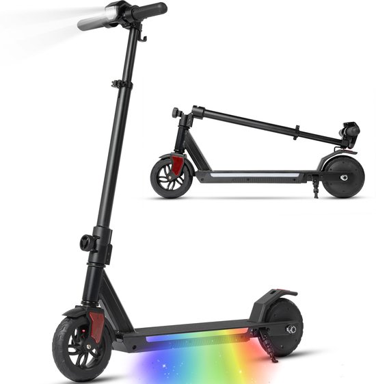 Zwarte elektrische step, een volledig uitgevouwen model voor en een opgevouwen model.